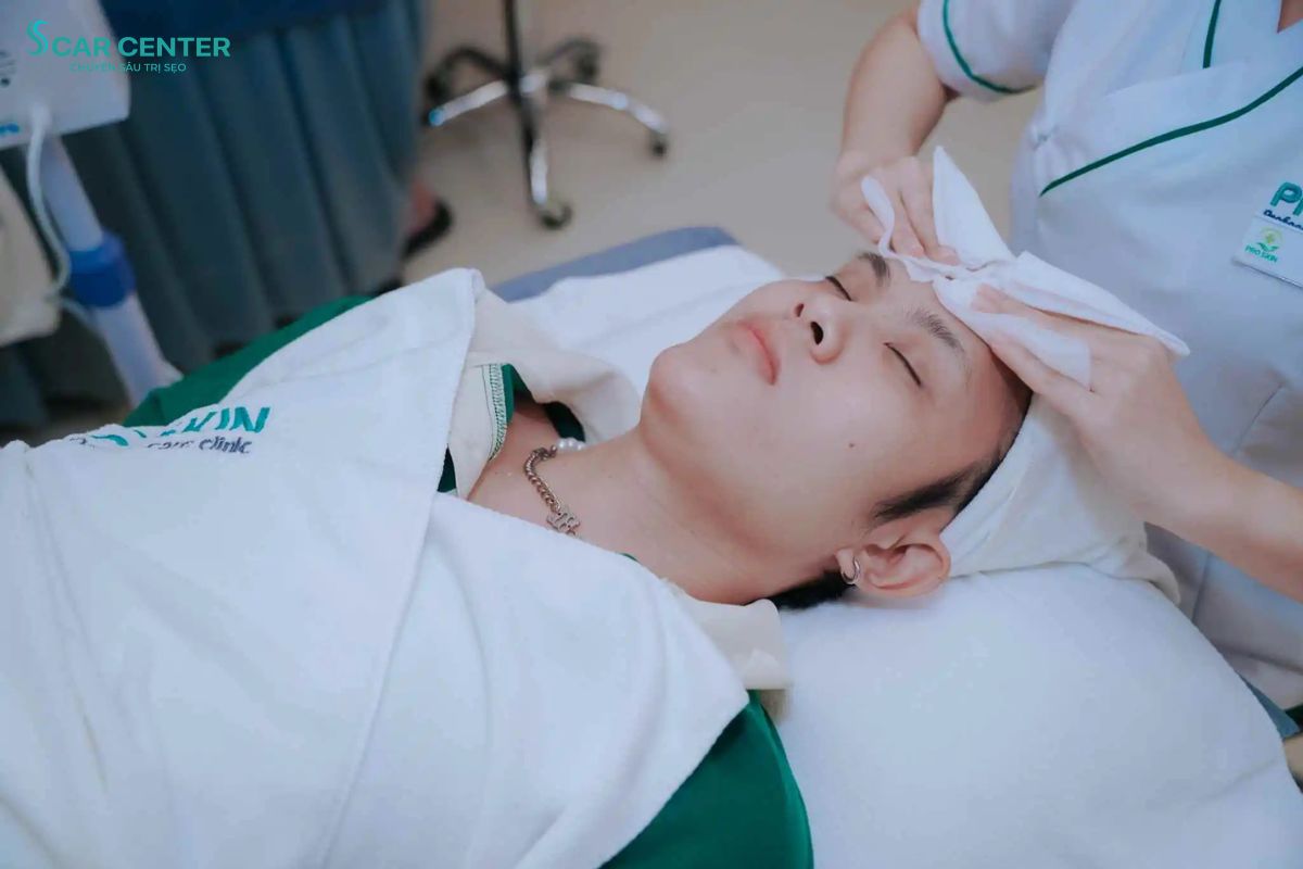 Khách hàng trải nghiệm liệu trình điều trị sẹo rỗ tại Pro Skin