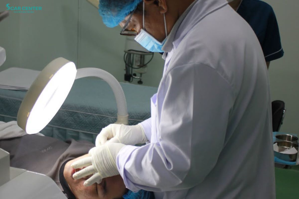 Khách hàng được Bác sĩ CKI Da liễu trực tiếp thực hiện liệu trình bóc tách sẹo rỗ chuyên sâu tại Scar Center