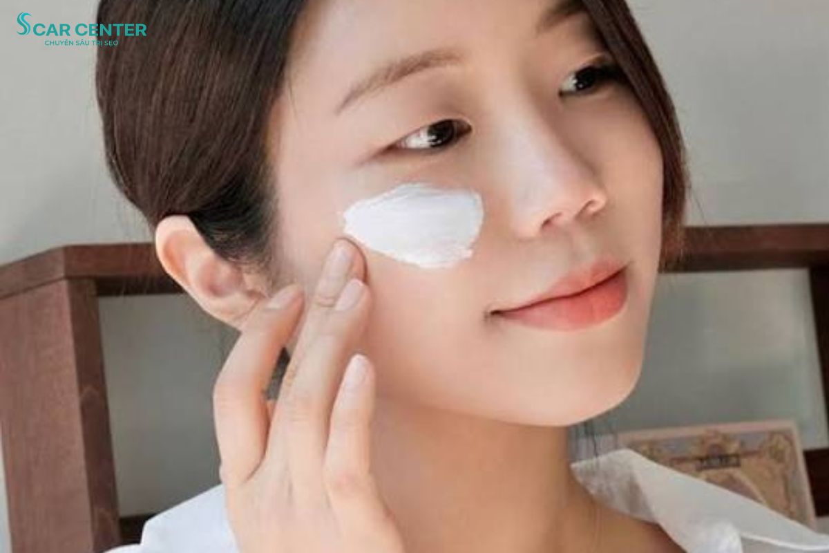 Thoa kem chống nắng và che chắn kỹ khi ra ngoài để phòng ngừa nguy cơ tăng sắc tố sau viêm