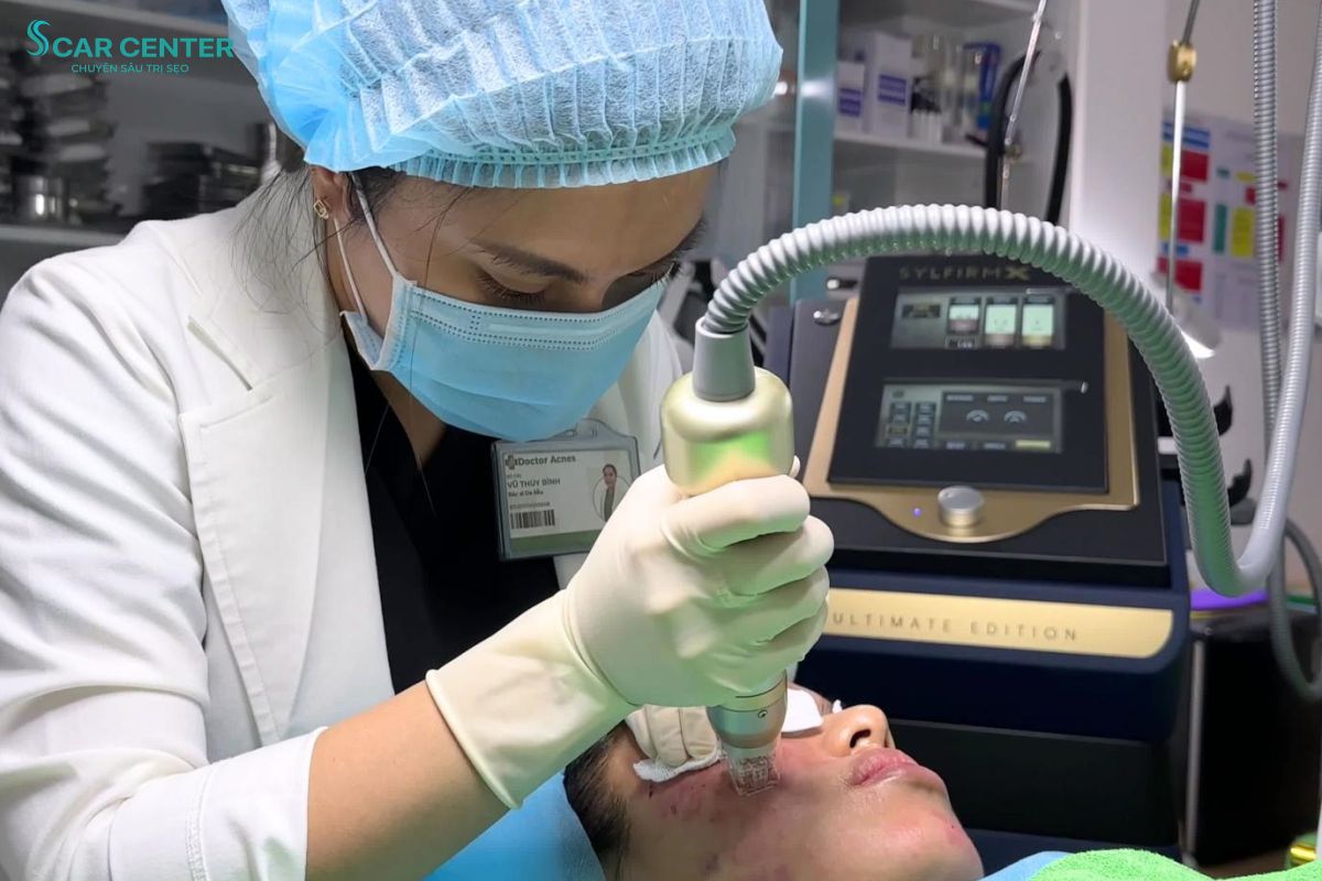 Khách hàng trải nghiệm liệu trình xử lý sẹo rỗ bằng công nghệ đạt chuẩn FDA tại Doctor Acnes